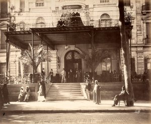 Wejście do hotelu Shepheard w Kairze autorstwa Félix Bonfils