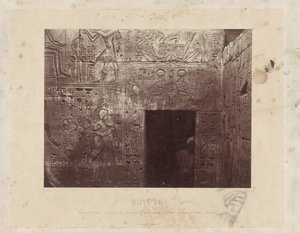 Mężczyzna w een deuropening w świątyni van Ramzesa III w Egipcie Rzeźby w Świątyni Ramzesa III, na tyłach II dziedzińca, po prawej (Karnak) - Teby (tytuł na obiekcie) Egipt (tytuł serii na obiekcie) autorstwa Félix Bonfils
