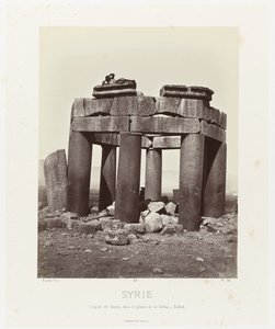 Man op autorstwa qubba van Dourisa, nabij Baalbek Syria. Kopuła Douris, na równinie Bekàa - Balbek (tytuł na obiekcie) Architektura starożytna: Egipt, Grecja, Azja Mniejsza: Album fotograficzny (tytuł serii) autorstwa Félix Bonfils