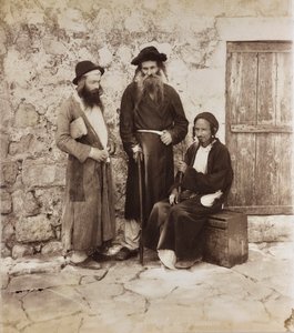Portret trzech żydowskich mężczyzn w Jerozolimie autorstwa Félix Bonfils