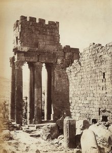 Ruiny Świątyni Jowisza lub Słońca, w strefie archeologicznej Heliopolis lub Baalbek, starożytne miasto syryjskie, obecnie Liban autorstwa Félix Bonfils