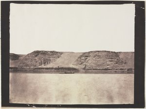 Widok ogólny pomników wykutych w skale z fotografami Dahabieh. Abu Simbel, 1851-1852. autorstwa Félix Teynard