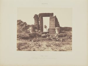 Karnak (Teby). Pierwszy Pylon - Ruiny Bramy i Kolosów, widziane z punktu E autorstwa Félix Teynard