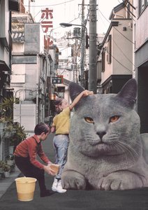 Dzieci myjące gigantycznego kota na ulicach Tokio