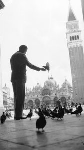 Japonia i Włochy: rzeźbiarz Ernesto Michahelles powiedział Thayaht na Piazza San Marco w Wenecji