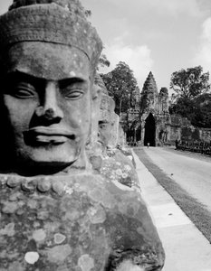 Posąg na ulicy dojazdowej w Angkor Cierń w Kambodży