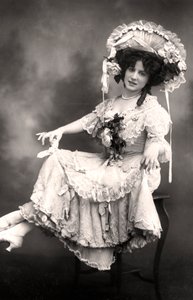 Fanny Dango 1878-1972, piosenkarka i tancerka, początek XX wieku.