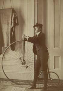 Wewnątrz domu z rowerem Penny Farthing, ok. 1890 r. (zdjęcie w sepii) autorstwa Frances Benjamin Johnston