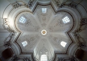 Widok wnętrza kopuły kościoła św Ivo alla sapienza autorstwa Francesco Borromini