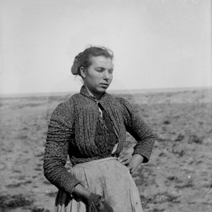 Portret młodego chłopa w tradycyjnym stroju, Abruzja, Włochy, ok. 1900 r. (zdjęcie czarno-białe)