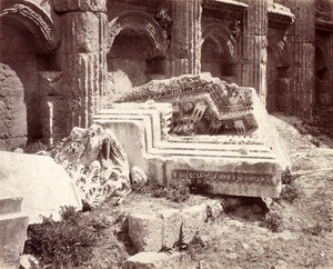 Rzeźbione pozostałości w świątyni Jowisza w Baalbek autorstwa Francis Bedford