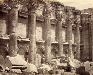 Północna ściana wnętrza świątyni Jowisza, ukazująca żłobkowane kolumny, Baalbek autorstwa Francis Bedford