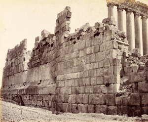 Zachodni koniec zewnętrznej ściany Świątyni Słońca, Baalbek autorstwa Francis Bedford