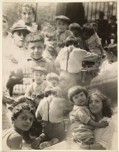 [Fotomontaż dzieci] autorstwa Francis Bruguière