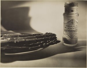 [Martwa natura ze szparagami i słoikiem majonezu]. autorstwa Francis Bruguière