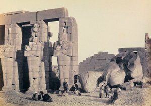 „Egipt i Palestyna”: fragment pilastrów Ozyrysa Ramesseum, świątynia grobowa Ramzesa II, Teby autorstwa Francis Frith