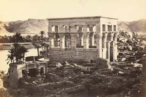 „Egipt i Palestyna”: pawilon Trajana w monumentalnym kompleksie Philae, wyspa Agilkia, okolice Assuanu, Egipt autorstwa Francis Frith