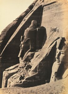 „Egipt i Palestyna”: kolosy Ramzesa II po lewej stronie fasady Wielkiej Świątyni Abu Simbel w Dolnej Nubii w Egipcie autorstwa Francis Frith