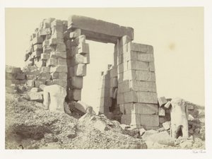 Granitowy pylon Karnaku Świątynia Pylon granitowy. Karnac (tytuł na obiekcie) autorstwa Francis Frith