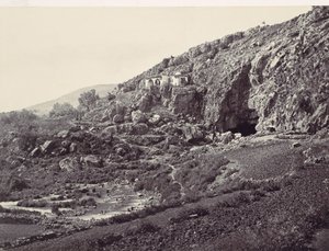 Główne źródło Jordanu, wypływającego z jaskini w pobliżu Banias, w pobliżu miejsca ..., ca. 1857. autorstwa Francis Frith