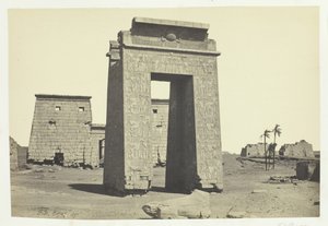 Rzeźbiona brama, Karnac, 1857. autorstwa Francis Frith