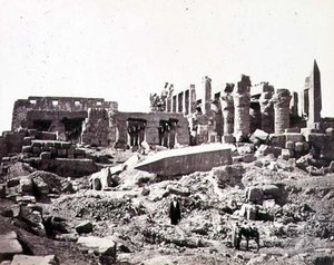 Świątynia El-Karnak z południowego wschodu, ok. 1856-59 (zdjęcie w sepii) autorstwa Francis Frith