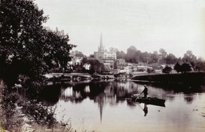 Miasto Ross-On-Wye, widziane z brzegu rzeki. Na pierwszym planie mężczyzna stojący na łodzi wiosłowej autorstwa Francis Frith