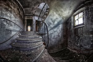 Opuszczone schody spiralne autorstwa Francois Casanova