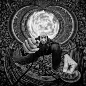 Twardy facet na torach kolejowych autorstwa Francois Casanova