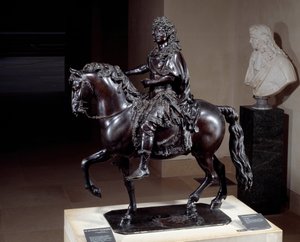 Posąg konny króla Ludwika XIV (1638-1715) z brązu topionego traconym woskiem. Rzeźba Francois Girardona (1628-1715). XVII wiek. Słońce 1,02x0,98x0,5 m Paryż musee du Louvre