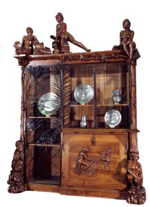 Meble: regał z orzecha i kutego żelaza wykonany przez Francois Hubert Carabin (1862-1932) 1890 Ndz. 2,9 m Paryż. Muzeum Orsay autorstwa Francois Rupert Carabin
