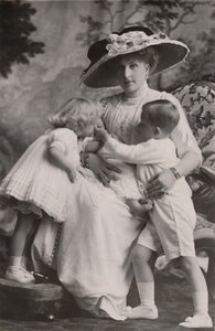 „Królowa Wiktoria Hiszpańska z księciem Alfonsem, księżniczką Marią Christiną i księżniczką Beatrice, 1911. autorstwa Frank Arthur Swaine