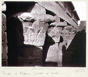 Stolice portyku, świątynia Chnuma, Esna (zdjęcie czarno-białe)