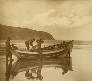Beaching the Gratitude, ok. 1890 (odbitka żelatynowo-srebrowa z tonowaniem) autorstwa Frank Meadow Sutcliffe
