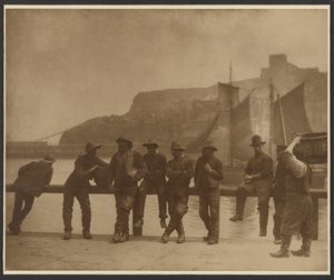 [Rybacy z Whitby na ogrodzeniu molo]. autorstwa Frank Meadow Sutcliffe