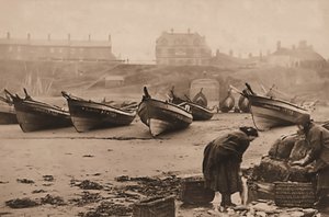 Kobiety ładujące ryby do koszy z łodzi rybackich, port Whitby