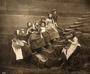 Kobiety czekające na dni łowią, port Whitby, North Yorkshire, ok.1899