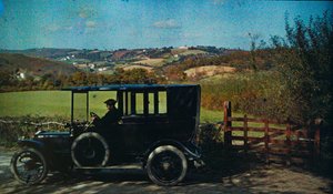 Wczesny kolorowy autochrom około 1916 roku. Mężczyzna w samochodzie, być może fotograf w Anglii,... autorstwa Franklin Price Knott