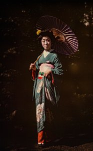 Japonka trzymająca parasol i ubrana w kimono, wczesna kolorowa autochromia, ok. 1916 r. (zdjęcie ilustracyjne) autorstwa Franklin Price Knott
