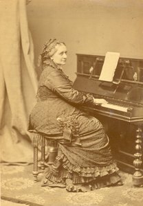 Portret Klary Wieck-Schumann 1819-1896 przy fortepianie, ok. 1878.