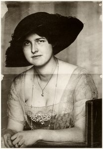 Maryja w ciemnym kapeluszu, 1915.