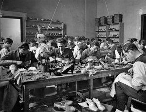 Rzemieślnicy przy pracy w pracowni projektanta obuwia Ferragamo w Palazzo Feroni, Florencja, 1937 (szklana płyta)