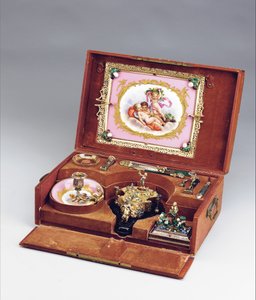 Napoleon III Case Necessari de Bureau, ok. 1864-66 (srebro emaliowane, srebro złocone, krwawnik, porcelana w stylu Sevres i kamienie półszlachetne) (patrz także 1065856-9) autorstwa Frederic-Jules and Wiese Jules  Rudolphi