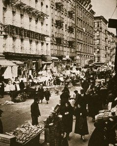 Targ uliczny na Orchard Street, Lower East Side, Nowy Jork, USA, początek lat 30. autorstwa Frederick Bradley