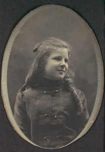 [Dziewczyna z lokami, połowa długości], lata 90. XIX wieku.