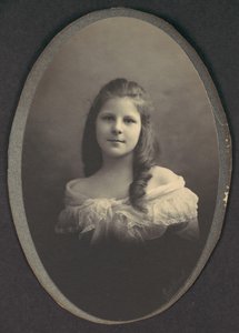 [Dziewczyna w białej sukni z odkrytymi ramionami], lata 90. XIX wieku. autorstwa Frederick Gutekunst