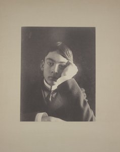 Chłopiec w garniturze z ręką przy twarzy, ok.1896