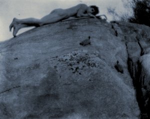 Nagi młody mężczyzna na skałach z żółwiem i laską pasterską, ok. 1906 (cyjanotypia)