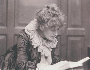 Zdjęcie portretowe czytającej Ellen Terry (1847-1928), Frederick Hollyer (1837-1933) (zdjęcie w sepii)