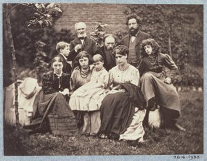 William Morris (1834-96) Sir Edward Burne-Jones (1833-98) i ich rodziny, 1874 (zdjęcie w sepii)